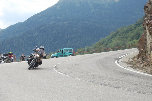 BMW R1200GS scratchin down the Pyrenees